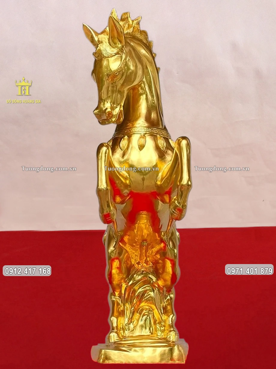 Hình ảnh chính diện linh vật ngựa